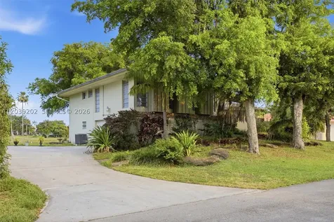 19015 E Saint Andrews Drive Hialeah FL 33015