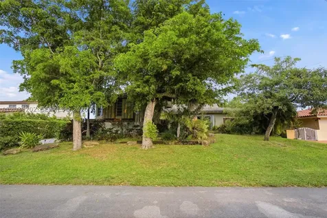 19015 E Saint Andrews Drive Hialeah FL 33015