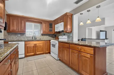 4585 E 9th Lane Hialeah FL 33013