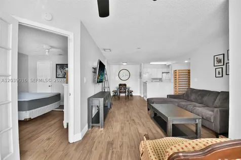2866 S University Drive Davie FL 33328