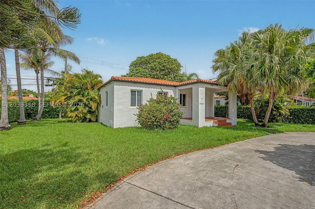 702 Boabadilla Coral Gables FL 33134