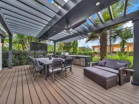 736 NE 17th Way Fort Lauderdale FL 33304