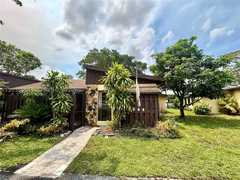 416 Briarwood Circle Hollywood FL 33024