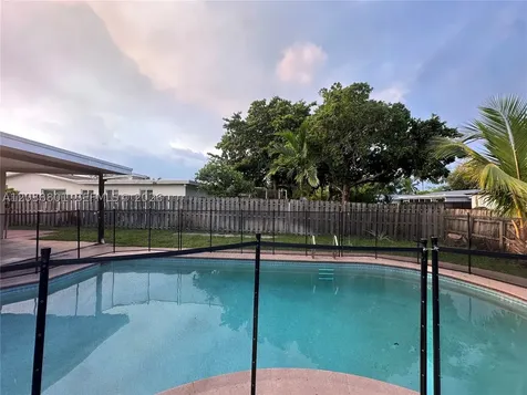 2121 N 52nd Avenue Hollywood FL 33021