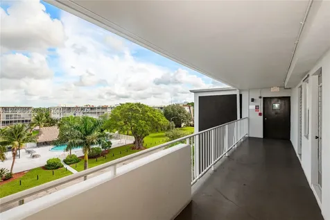 4800 Hillcrest Lane Hollywood FL 33021