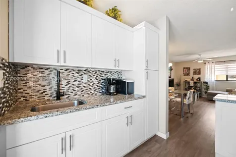 2770 W 60th Place Hialeah FL 33016
