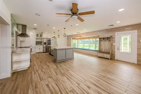 1304 N 40th Avenue Hollywood FL 33021