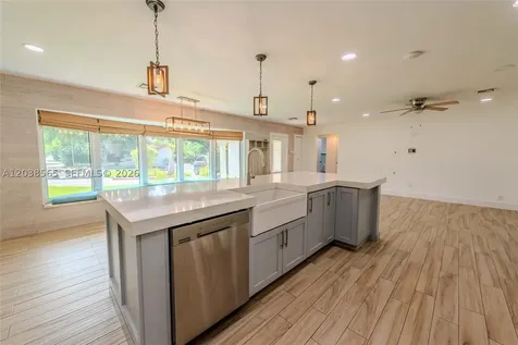 1304 N 40th Avenue Hollywood FL 33021