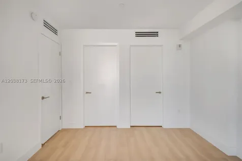 90 32 Miami FL 33131