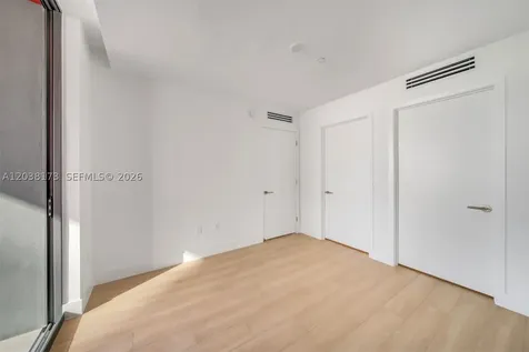 90 32 Miami FL 33131