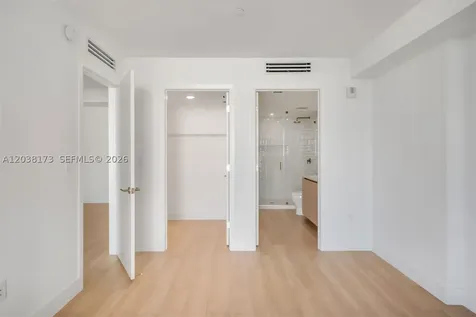 90 32 Miami FL 33131