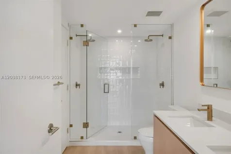 90 32 Miami FL 33131