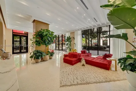 90 32 Miami FL 33131
