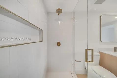 90 32 Miami FL 33131