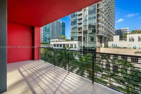 90 32 Miami FL 33131