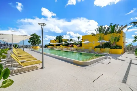 90 32 Miami FL 33131