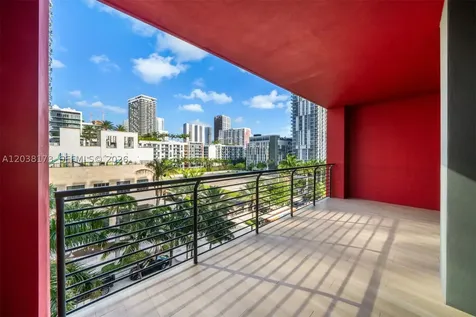 90 32 Miami FL 33131