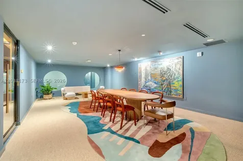 90 32 Miami FL 33131