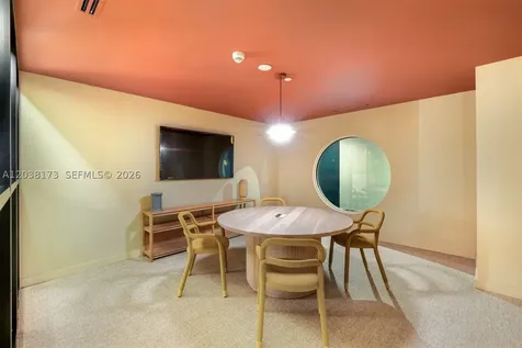 90 32 Miami FL 33131