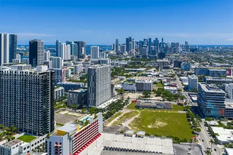90 32 Miami FL 33131