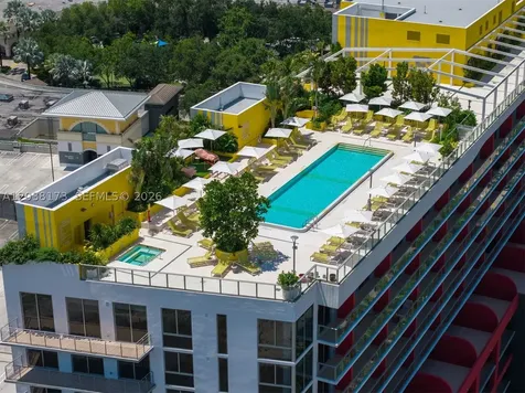 90 32 Miami FL 33131