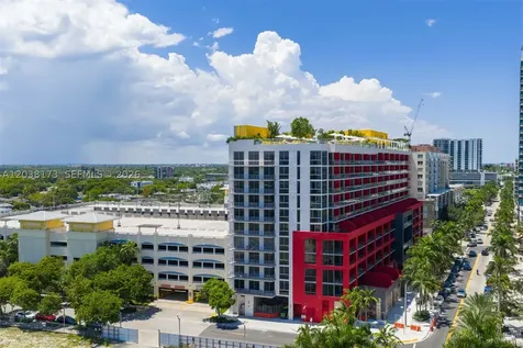 90 32 Miami FL 33131