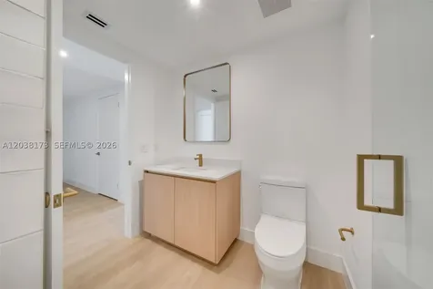 90 32 Miami FL 33131