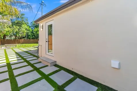 831 NE 128th Street North Miami FL 33161