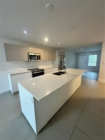 2555 NE 193rd Street Miami FL 33180