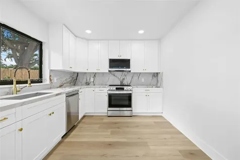 230 NE 43rd Street Oakland Park FL 33334