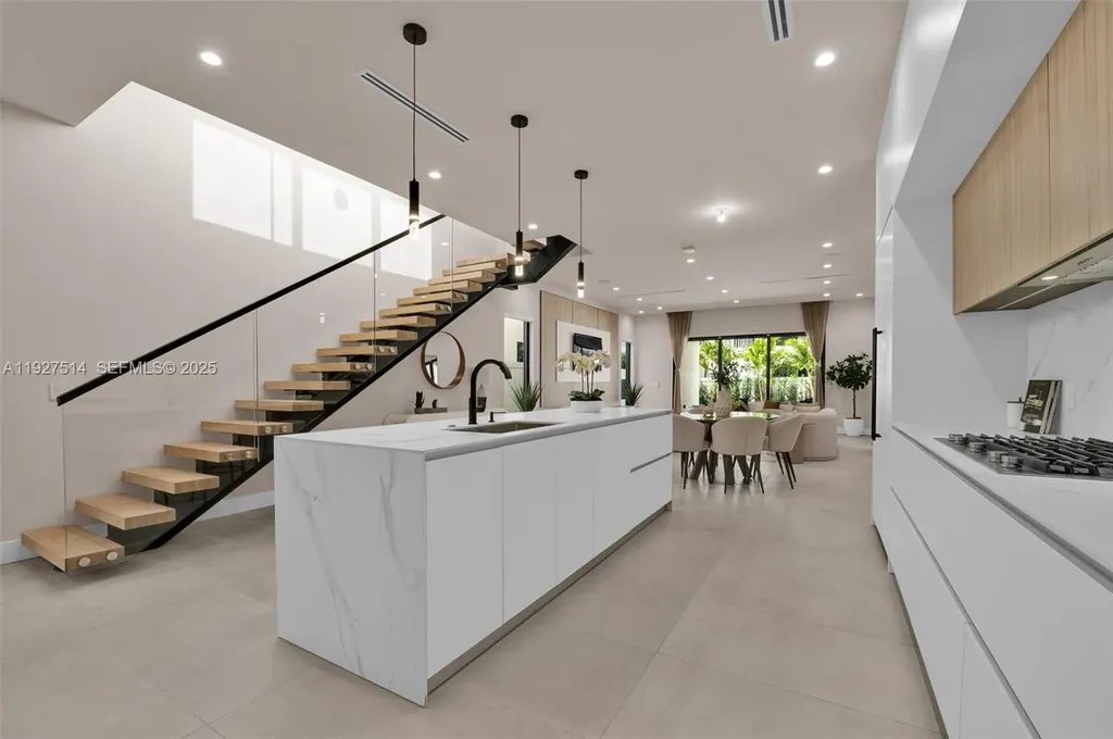 915 NE 17th Terrace Fort Lauderdale FL 33304