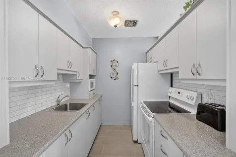 800 SW 10th Terrace Hallandale Beach FL 33009