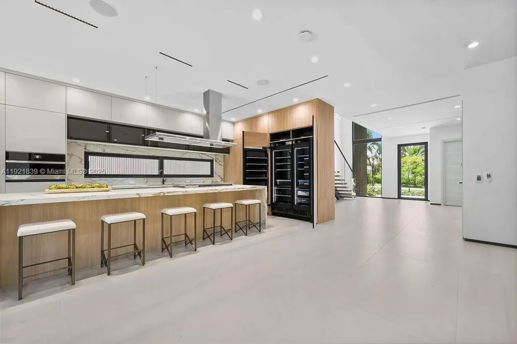 618 NE 17th Way Fort Lauderdale FL 33304