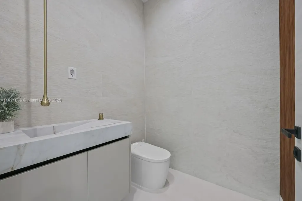 618 NE 17th Way Fort Lauderdale FL 33304