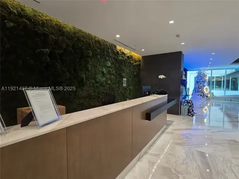 400 Sunny Isles Blvd (2 Parkings) Sunny Isles Beach FL 33160