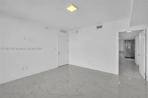 400 Sunny Isles Blvd (2 Parkings) Sunny Isles Beach FL 33160