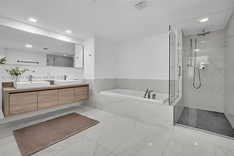 400 Sunny Isles Blvd (2 Parkings) Sunny Isles Beach FL 33160