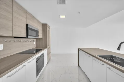 400 Sunny Isles Blvd (2 Parkings) Sunny Isles Beach FL 33160