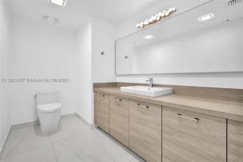 400 Sunny Isles Blvd (2 Parkings) Sunny Isles Beach FL 33160