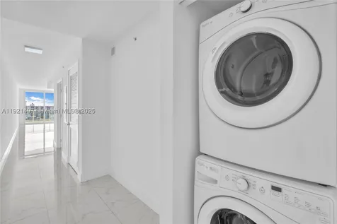 400 Sunny Isles Blvd (2 Parkings) Sunny Isles Beach FL 33160