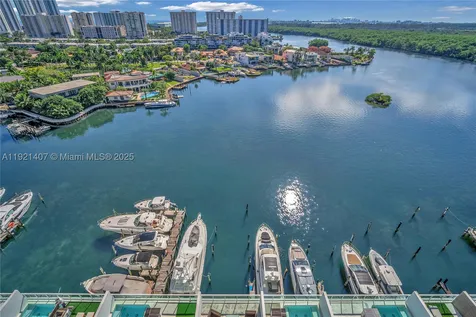 400 Sunny Isles Blvd (2 Parkings) Sunny Isles Beach FL 33160