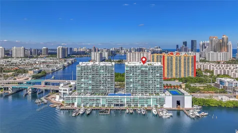 400 Sunny Isles Blvd (2 Parkings) Sunny Isles Beach FL 33160
