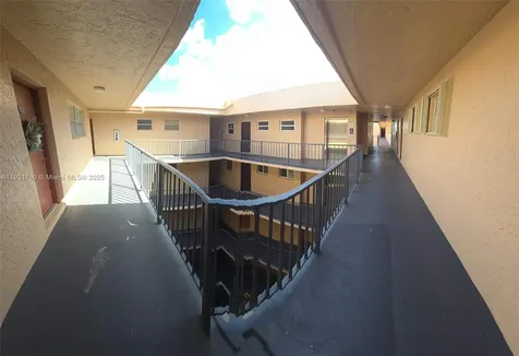 13707 Kendale Lakes Circle Miami FL 33183