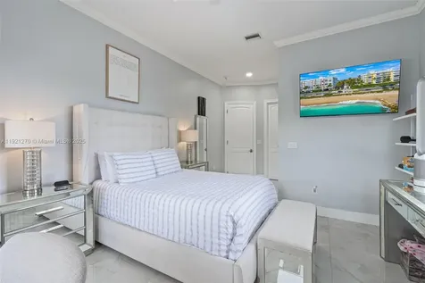 7225 Gleneagle Drive Miami Lakes FL 33014