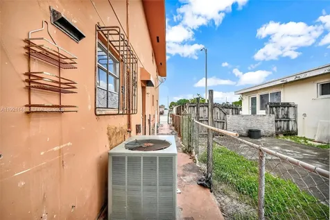 2614 W 8th Court Hialeah FL 33010