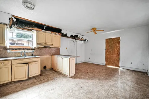 2614 W 8th Court Hialeah FL 33010