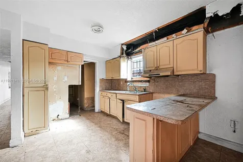 2614 W 8th Court Hialeah FL 33010
