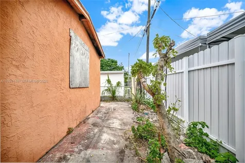 2614 W 8th Court Hialeah FL 33010