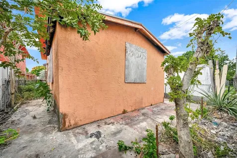 2614 W 8th Court Hialeah FL 33010