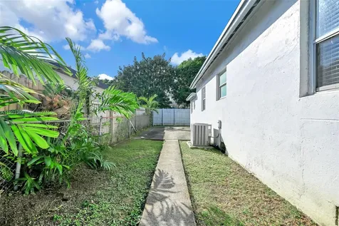 2040 NW 34th Street Miami FL 33142